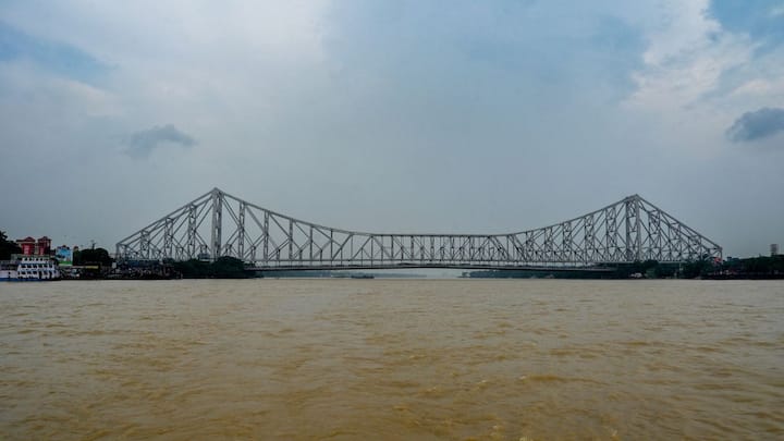 দক্ষিণবঙ্গে কাল বজ্রবিদ্যুৎ সহ হালকা থেকে মাঝারি বৃষ্টি হবে। সঙ্গে ৩০ থেকে ৪০ কিলোমিটার গতিবেগে দমকা ঝড়ো বাতাস। বজ্রবিদ্যুৎসহ বৃষ্টির সম্ভাবনা বেশি থাকবে দক্ষিণ ২৪ পরগনা, পশ্চিম মেদিনীপুর, বাঁকুড়া, পুরুলিয়া, পশ্চিম ও পূর্ব বর্ধমান নদিয়া মুর্শিদাবাদ জেলার কিছু অংশে।