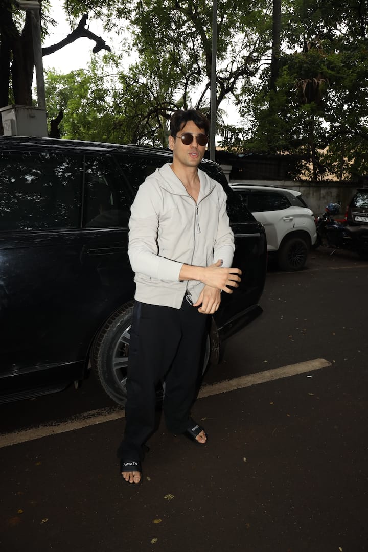 Now the pictures of Siddharth Malhotra are becoming very viral on social media and fans are also fiercely showing their love on these pictures.