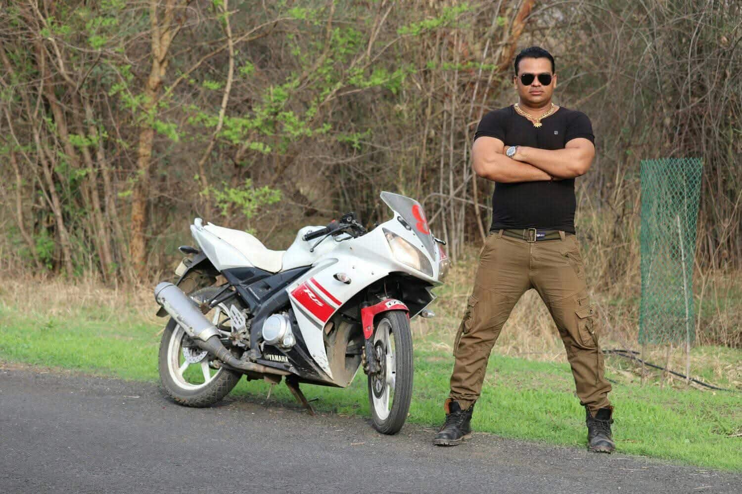 ZP शाळेतील शिक्षकाचा रुबाब भारी, 'बॉडी बिल्डर' गुरुजींची बुलेटसवारी; विद्यार्थ्यांना ज्ञानासोबतच तंदुरुस्तीचे धडे