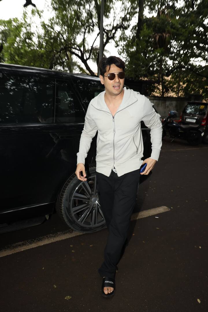 His stylish style was seen at the airport. During this, actor appeared in a casual outfit.