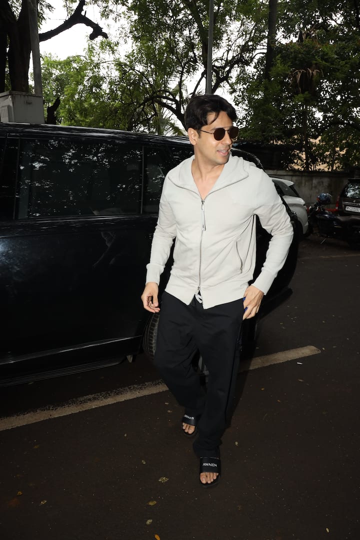 With this, he paired trousers in black color and kept his footwear simple.