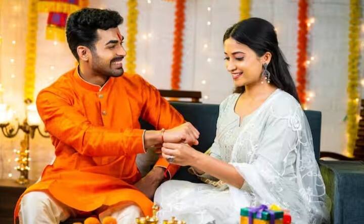 રક્ષાબંધનના દિવસે ભાઈને તિલક લગાવતી વખતે ચોખાના દાણા આખા હોવા જોઈએ. ભાઈના કપાળ પર તૂટેલા ચોખાના ટુકડા ન લગાવો.