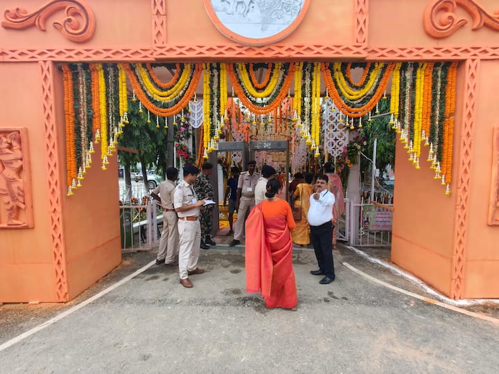 इस मौके पर बिहार के मुख्यमंत्री नीतीश कुमार भी मौजूद रहे. डिप्टी सीएम सम्राट चौधरी समेत कई और मंत्री-विधायक-सांसद मौजूद रहे.