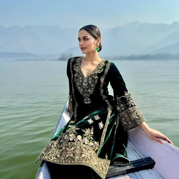 मानुषी चिल्लर की डार्क ग्रीन ड्रेस, शानदार गोल्ड एम्ब्रॉयडरी और पन्ना जैसे हरे रंग के हाइलाइट्स के साथ, शाही ठाठ का अनुभव देती है. बारीकी से किया गया थ्रेडवर्क और रिच फैब्रिक इसे उनके लिए आदर्श बनाता है, जो सांस्कृतिक पारंपरिकता बनाए रखते हुए एक प्रभावशाली उपस्थिति चाहती हैं. यह लुक फॉर्मल फैमिली  समारोहों या त्योहारों में प्रिंसेस जैसा एहसास देने के लिए बिल्कुल सही है.