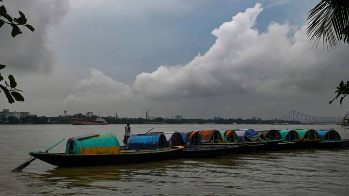 বজ্রবিদ্যুৎসহ দুই এক পশলা বৃষ্টি সম্ভাবনা থাকবে। সামান্য বাড়বে তাপমাত্রা তার থেকেও বাড়বে আর্দ্রতা জনিত অস্বস্তি। বাতাসে জলীয় বাষ্পের পরিমাণ বেশি থাকাতেই অস্বস্তি বাড়বে।
