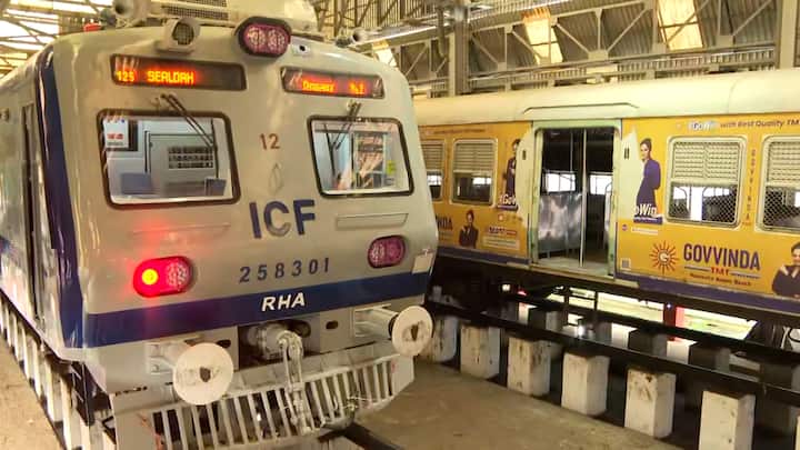 আপ এসি লোকাল ট্রেন শিয়ালদা থেকে ছাড়বে সন্ধেবেলা ৬টা ৫০ মিনিটে। আর রানাঘাট পৌঁছবে রাত ৮টা ৩২ মিনিটে।