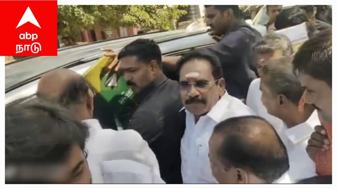 அ.தி.மு.க.,வில் பரபரப்பு! எடப்பாடி பழனிசாமி.. செல்லூர் ராஜூவை காரில் ஏற வேண்டாம் என கூறியது ஏன்? வைரல் வீடியோ! ADMK there is a stir eps did he tell Sellur Raju not to get into the car Viral video tnn அ.தி.மு.க.,வில் பரபரப்பு! எடப்பாடி பழனிசாமி.. செல்லூர் ராஜூவை காரில் ஏற வேண்டாம் என கூறியது ஏன்? வைரல் வீடியோ!