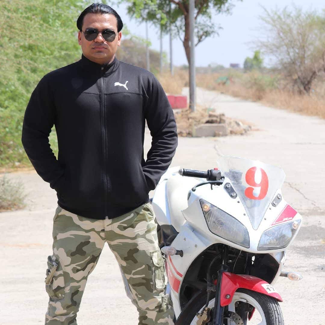 ZP शाळेतील शिक्षकाचा रुबाब भारी, 'बॉडी बिल्डर' गुरुजींची बुलेटसवारी; विद्यार्थ्यांना ज्ञानासोबतच तंदुरुस्तीचे धडे