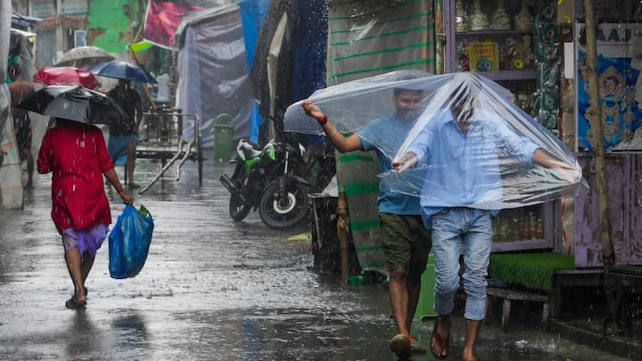 রবিবার এবং সোমবার বৃষ্টির সম্ভাবনা কমবে দক্ষিণবঙ্গে। মঙ্গলবার এবং বুধবার দক্ষিণবঙ্গের সব জেলাতেই কিছু এলাকায় বৃষ্টির সম্ভাবনা।