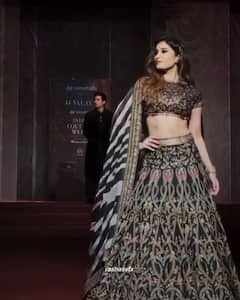 Rasha Thadani Photo: બ્લેક લહેંગામાં રાશા થડાનીએ રેમ્પ પર બતાવ્યો જલવો