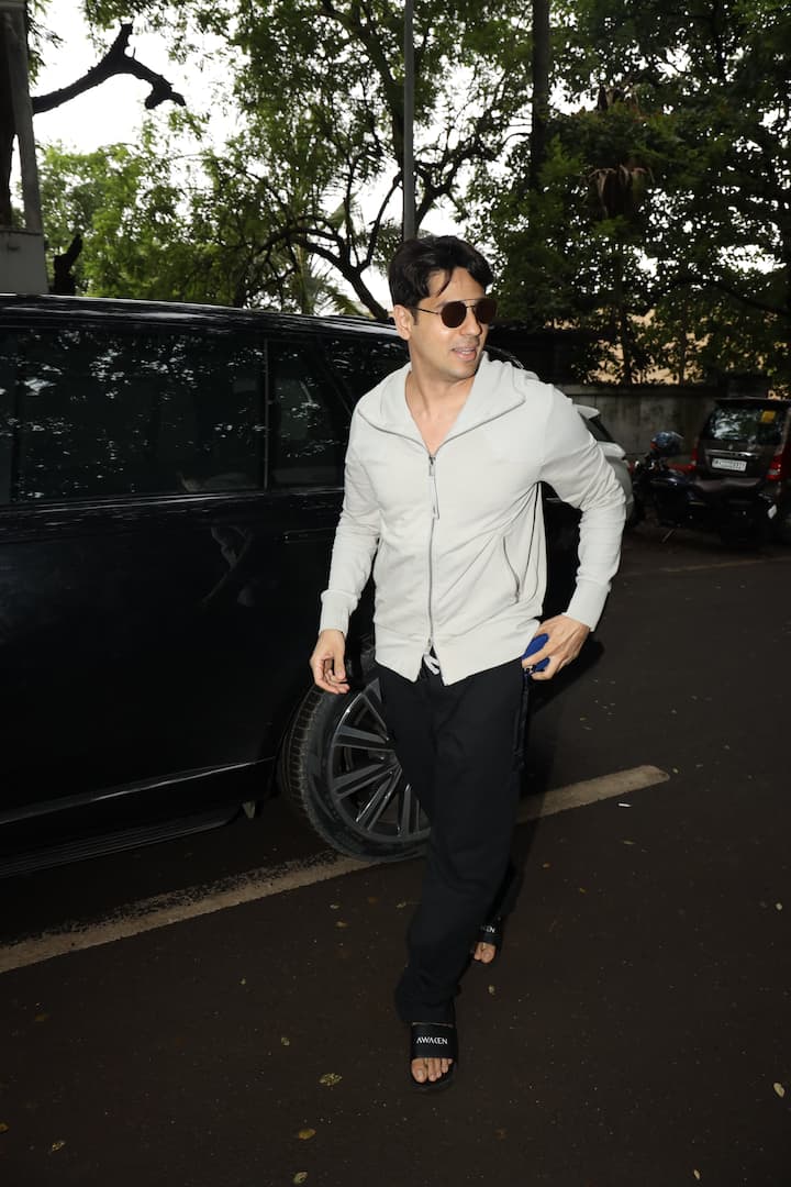 Siddharth Malhotra carried an off -white color jacket. The actors looked very stylish with black glasses on the eyes.