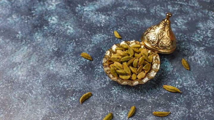 इलायची पेट की समस्याओं जैसे गैस, अपच, सूजन और कब्ज को दूर करने में मदद करती है. रोजाना सुबह इसे खाने से पाचन तंत्र एक्टिव हो जाता है और पेट अच्छे से साफ होता है. जिन लोगों को रोज सुबह पेट साफ नहीं होता, उन्हें इलायची जरूर खानी चाहिए.