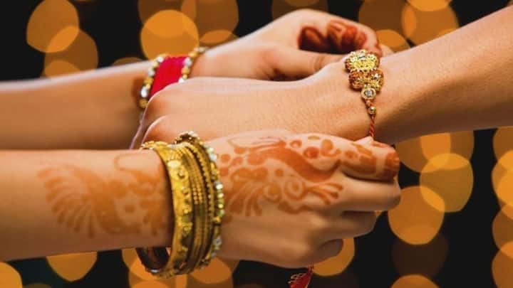 2025 का रक्षाबंधन विशेष क्यों? इस वर्ष रक्षाबंधन 9 अगस्त को मनाया जाएगा.इस बार रक्षाबंधन पर भद्रा का साया नहीं रहेगा, जिससे पूरा दिन राखी बांधने के लिए शुभ रहेगा.इसके साथ ही, इस दिन कई विशेष और दुर्लभ योग भी बन रहे हैं, जो लगभग 40 वर्षों बाद एक साथ बन रहे हैं.
