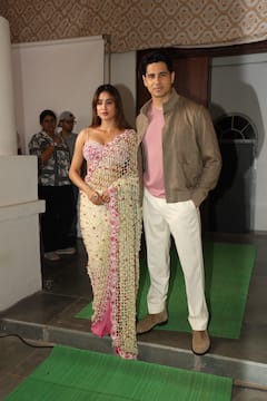 कपिल के शो में साड़ी में ‘परम सुंदरी’ बनकर प्रमोशन करने पहुंचीं जाह्नवी कपूर, हैंडसम लुक में दिखे सिद्धार्थ मल्होत्रा