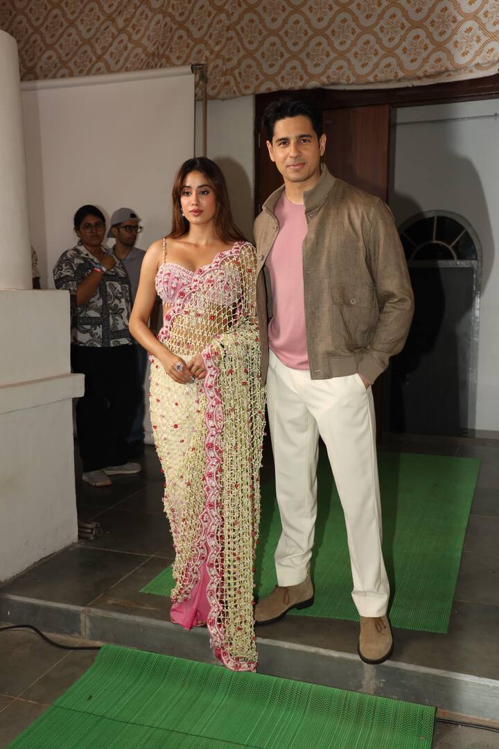 जाह्नवी कपूर और सिद्धार्थ मल्होत्रा ने शो के सेट पर पहुंचकर पैपराजी को कई सारे पोज दिए.