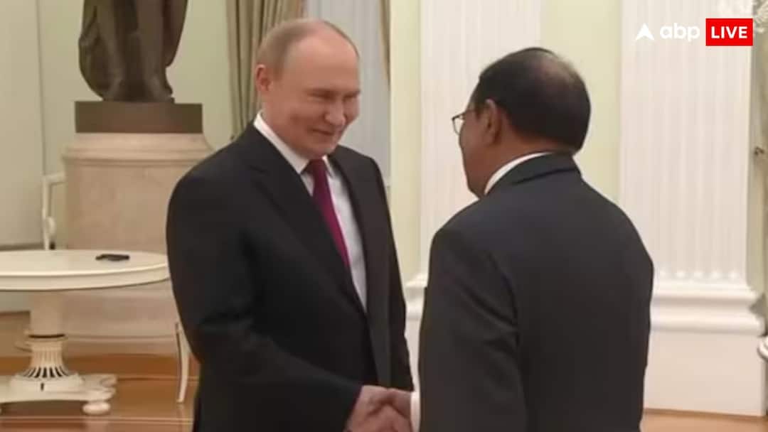 NSA Ajit Doval meeting with vladimir Putin in Moscow day after Donald Trump tariff on India जैसे ही पहुंचे अजीत डोभाल, मुस्कुराए, तेज कदमों से करीब आए पुतिन, ट्रंप की अकड़ के बीच US को चिढ़ा रहे रूस-भारत