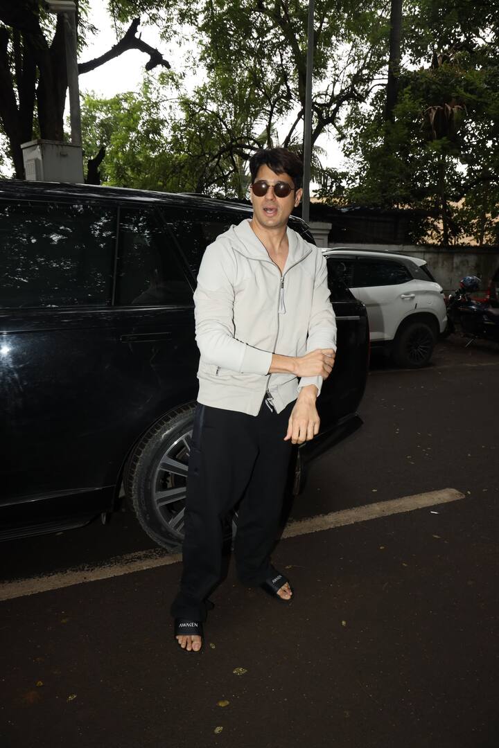 At the airport, Paparaji captured Siddharth Malhotra in his camera well.