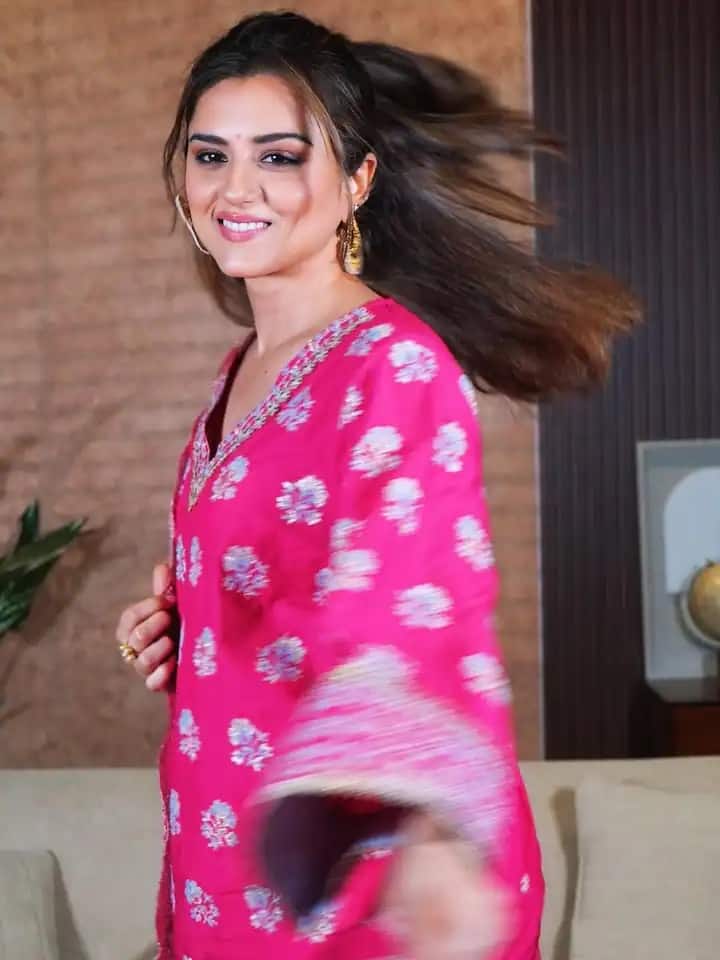 रिद्धि ने बताया कि वह बहुत रोमांटिक इंसान हैं। उन्हें प्यार में पड़ने में ज़्यादा समय नहीं लगता। हालाँकि, इस मामले में वह थोड़ी चूज़ी हैं।