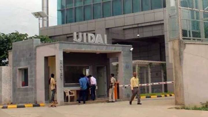 UIDAI के नियमों के मुताबिक अगर किसी बच्चे का आधार कार्ड 5 साल से कम की उम्र में बना है. तो उसके 5 साल के होने पर उसमें फोटो और बायोमेट्रिक डिटेल अपडेट करनी होती है. और इसके बाद जब वह 15 साल का हो जाता है तो दोबारा से यही डिटेल अपडेट करवानी होती है.