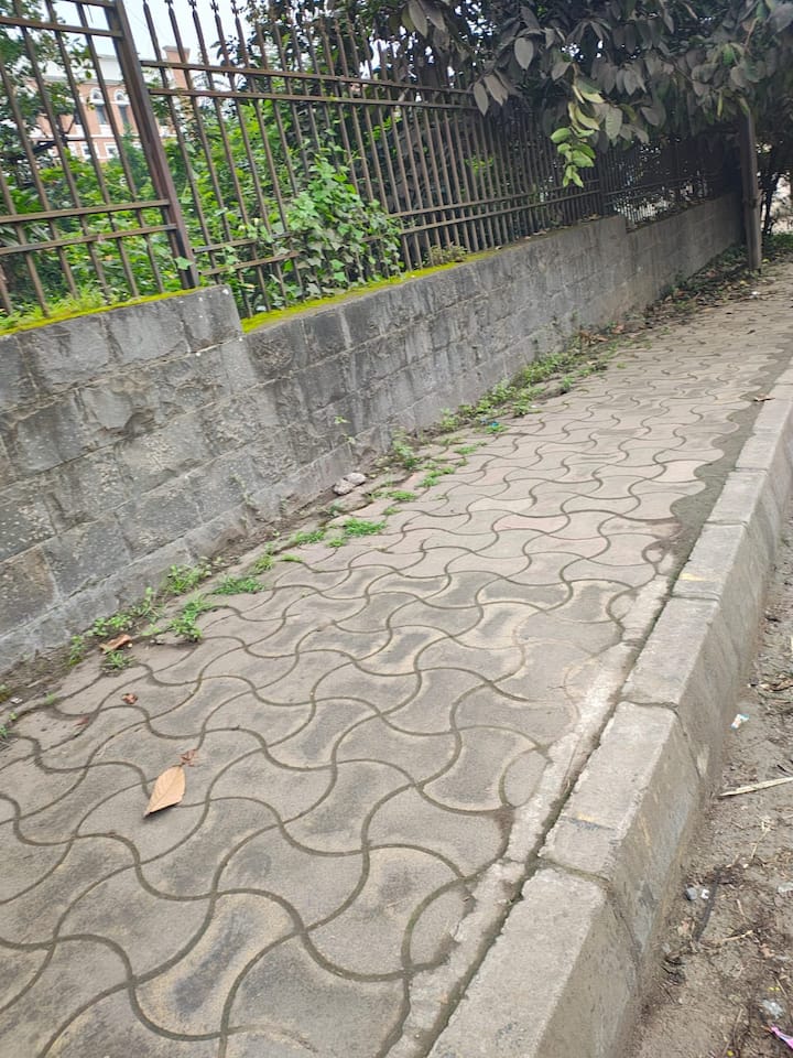 मात्र, फुटपाथ स्वच्छता करताना कचरा मात्र काही ठिकाणी आहे त्याच ठिकाणी तुंबवून ठेवला होता.