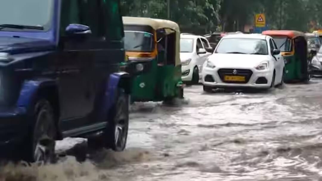 Haryana Sonipat heavy rain waterlogging road damage drainage problems residents complaint ann सोनीपत में बारिश शहरवासियों के लिए बनी आफत, सड़कों पर भरा 3 से 4 फीट पानी, अधिकारियों के दावे हुए हवा हवाई