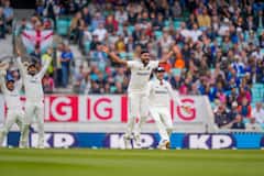 Mohammed Siraj-Virat Kohli : घरी निवांत फोनमध्ये रमलेला मोहम्मद सिराज, तरी सोशल मीडियावर ट्रेंड झाला, कारण ठरलं कोपऱ्यातील फोटो