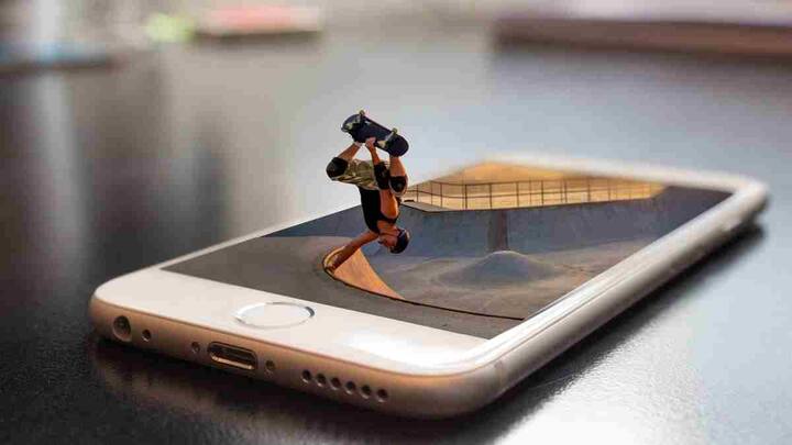 Smartphone Tips: रात में तकिये के नीचे फोन रखकर सोना कई लोगों की आदत बन चुकी है लेकिन यह बेहद खतरनाक हो सकता है.
