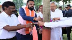 सीएम नीतीश ने रक्षाबंधन एवं 'बिहार वृक्ष सुरक्षा दिवस' पर वृक्ष को रक्षा सूत्र बांधा, किया पौधारोपण