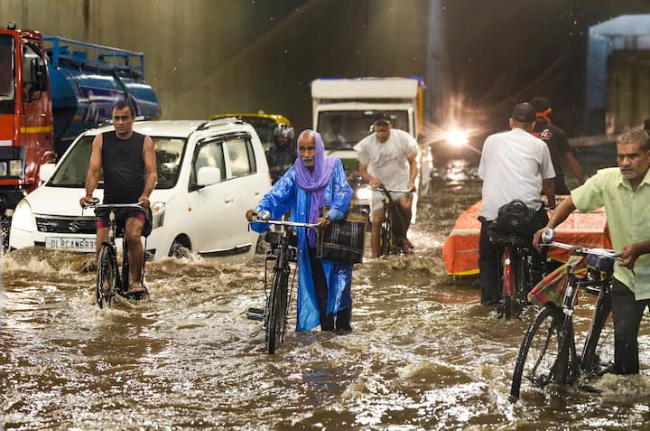 पहाड़ी राज्यों की बात करें तो हिमाचल प्रदेश के कुल्लू जिले के शरोद नाला में बादल फटा है. हालांकि, गनीमत ये रही कि घटना में किसी को चोट नहीं आई, लेकिन शरोद नाला से सटे बरोगी नाले का वाटर लेवल काफी बढ़ गया है. बता दें कि लैंडस्लाइड के चलते चंडीगढ़-मनाली हाईवे बंद है.
