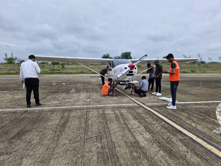 त्यामुळे त्यांची मान्यता रद्द करावी अशी मागणी युवा मोर्चाच्या वतीने राज्यमंत्री यांच्याकडं करण्यात होती. आणि त्यानंतर पुन्हा एकदा  शिकाऊ विमानाचा किरकोळ अपघात झाला.