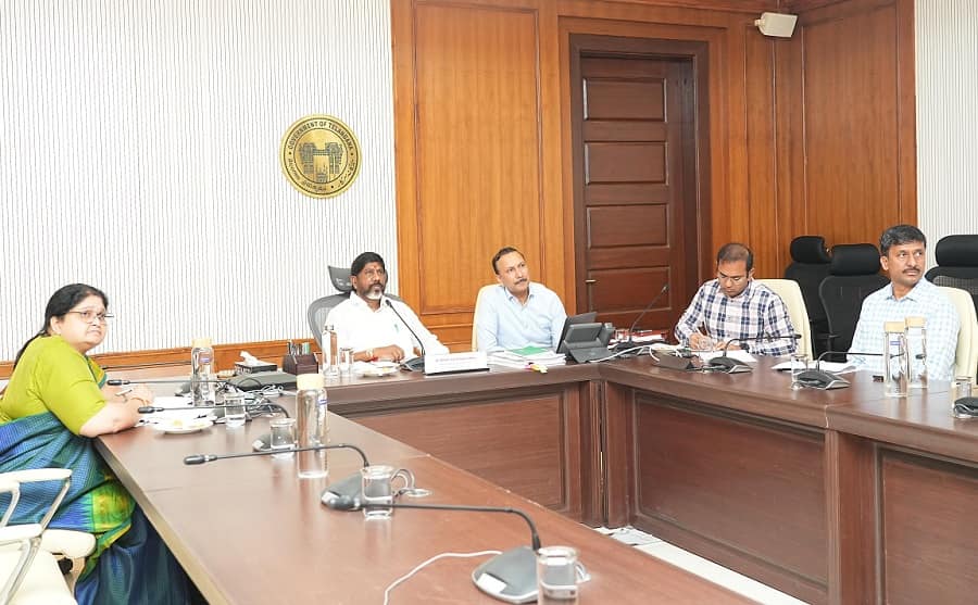 Telangana News: ప్రభుత్వ భవనాలపై సోలార్ పవర్ ప్లాంట్స్, డిజైన్స్ పంపాలని కలెక్టర్లకు భట్టి విక్రమార్క ఆదేశాలు