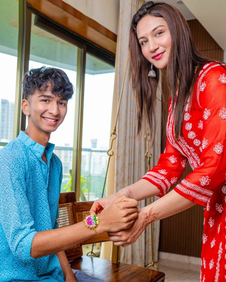 अनाया बांगर, जी पूर्वी आर्यन बांगर म्हणून ओळखली जात होती, तिने जेंडर ट्रान्सफॉर्मेशननंतर आपल्या आयुष्यातील अनेक पैलू धैर्याने जगासमोर मांडले आहेत.