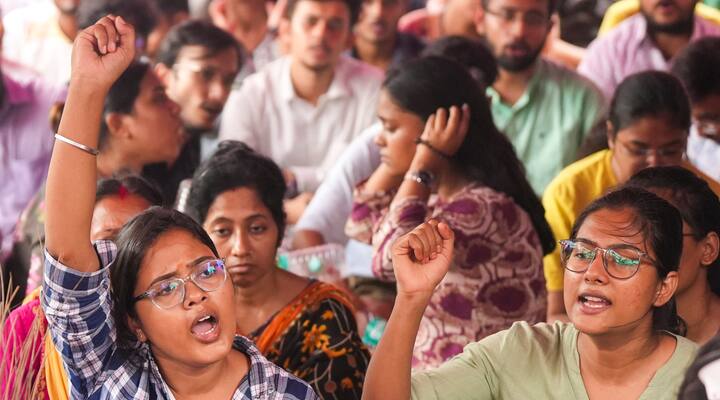 একটা বছর কেটে গেলেও এখনও সুবিচার পাননি মেয়ে হারা মা-বাবা। তাহলে কবে মিলবে সুবিচার? এই প্রশ্ন তুলে শুক্রবার আরও একটা রাত দখল মানুষ। প্রতিবাদের গর্জনে কাঁপল রাজপথ।