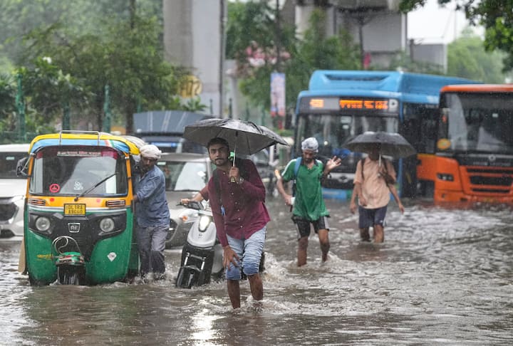 दिल्ली-एनसीआर में भारी बारिश की वजह से कई जगह जलजमाव हो गया है. दिल्ली के मौसम की वजह से सड़कों पर ट्रैफिक जाम हो गया है, जबकि 200 से ज्यादा उड़ानें प्रभावित हुई हैं. दिल्ली एयरपोर्ट की ओर से यात्रियों के लिए एडवाइजरी जारी की गई है.
