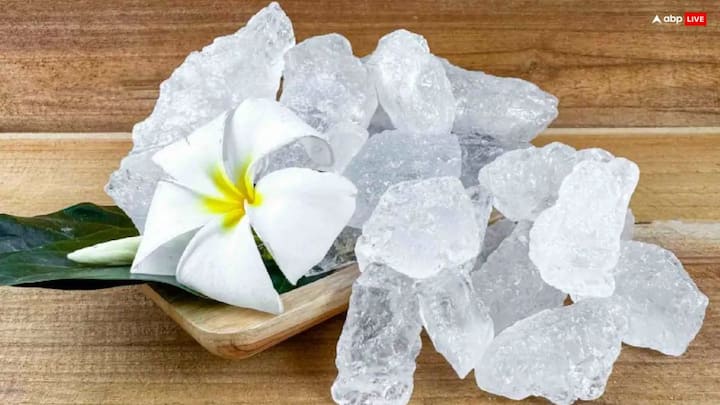 बहने अपने भाई को नजर दोष से बचाने के लिए फिटकरी लें और फिर उसे सात बार भाई के ऊपर से उतार कर उस फिटकरी को चूल्हे में जला दें, या किसी चौराहे पर फेंक दें. ऐसा करने से नजर दोष दूर होता है.