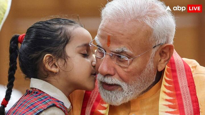 स्कूली यूनिफॉर्म में स्कूली छात्राओं के साथ पीएम मोदी ने दिल छू लेने वाली तस्वीरें खिंचवाई, साथ में इन छोटी बच्चियों पर प्यार लुटाया. तस्वीरों में पीएम मोदी बच्चियों के साथ हंसी ठिठोली करते नजर आए.