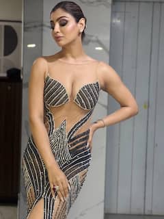 Akanksha Puri Photo: બેકલેસ શીમર ગાઉનમાં આકાંક્ષા પુરીએ ફ્લોન્ટ કર્યું કર્વી ફિગર