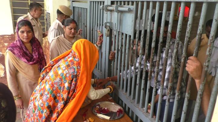 जेल में बंद कैदियों की बहनें आज सुबह ही जेल पहुंच गयी थी, जिनके सामान की जांच करने के बाद नंबर के हिसाब से उनको जेल के गेट तक पहुंचाया गया जहां उन्होंने बहनों ने  अपने भाइयों की कलाइयों में राखी बांधी है.