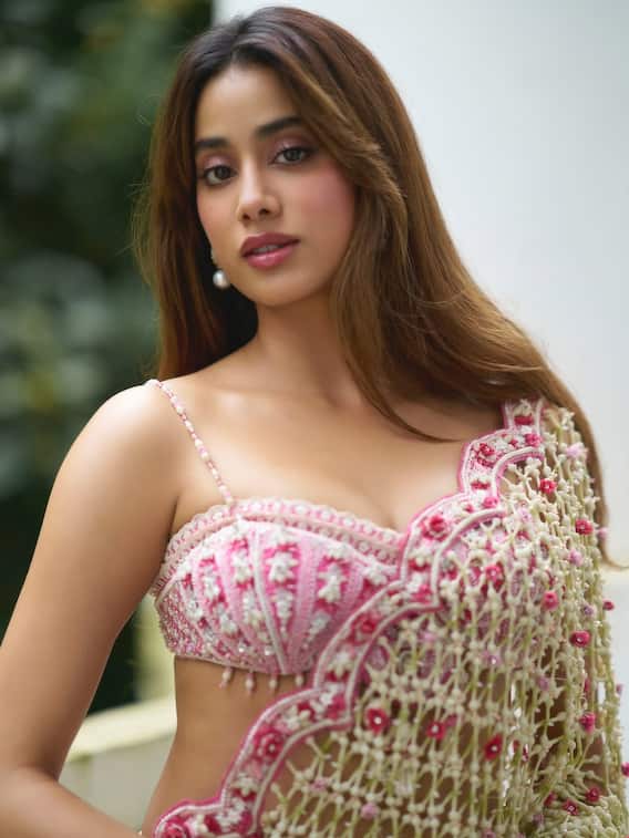 Janhvi Kapoor's Saree Look Deserves Its Own Fan Club