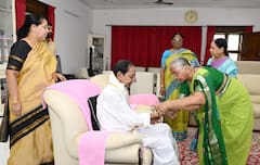 KCR Rakhi Celebrations: కేసీఆర్ ఇంట్లో రాఖీ సంబరాలు, కాళ్లు మొక్కి ఆశీర్వాదం తీసుకున్న బీఆర్ఎస్ అధినేత