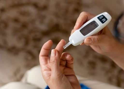 1. ડાયાબિટીસના દર્દીઓ: મકાઈમાં નેચરલ શુગર અને કાર્બોહાઇડ્રેટ્સનું પ્રમાણ વધુ હોય છે, જે બ્લડ સુગર લેવલને ઝડપથી વધારી શકે છે. ડાયાબિટીસના દર્દીઓએ મકાઈનું સેવન ખૂબ જ નિયંત્રિત માત્રામાં કરવું જોઈએ અથવા તો ડૉક્ટરની સલાહ મુજબ તેને ટાળવું જોઈએ.