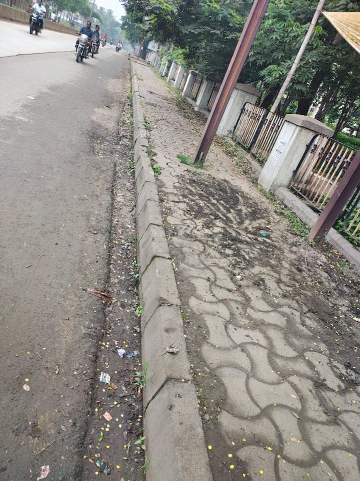 आज (9 ऑगस्ट) मनपा कर्मचाऱ्यांनी घंटागाडी लावून पोलिस अधीक्षक कार्यालय ते जिल्हा सत्र न्यायालय मार्गावरील तुंबवून ठेवलेल्या कचऱ्याचा उठाव केला. त्यामुळे फुटपाथवरील कचरा उठवण्यात आल्याने मोकळा श्वास घेतला आहे.