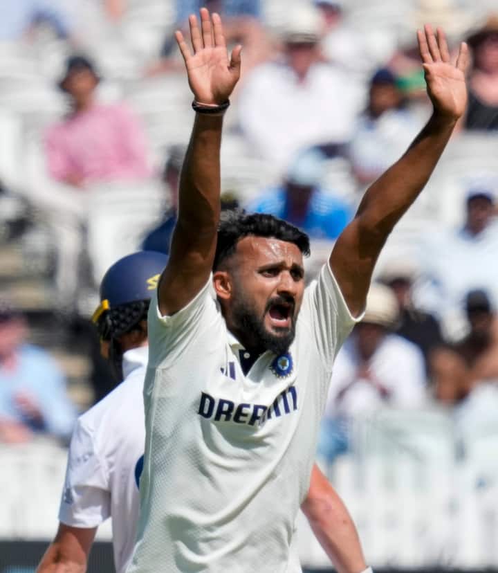 आकाशदीप इंसान के तौर पर सचिन तेंदुलकर को रोल मॉडल मानते हैं. पर अगर क्रिकेटर की बात की जाए तो एक अच्छा इंसान बनना है जिससे लोग पूरी जिंदगी याद करें बाकी अच्छा क्रिकेट खेलने के लिए मेहनत जरुरी है और वह करनी पड़ेगी. रणजी खेलने की शुरुआत पर कहा की लक्ष्य इतना बड़ा है कि कभी यह लगता ही नहीं की अभी कुछ मिला है. मैं अभी तक अपनी कोई उपलब्धि नहीं समझता. मुझे आज भी मेहनत करना है आज भी सीखना है और देश के लिए तब तक खेलना है जब तक मैं कुछ कर सकूं. इंडियन क्रिकेट की एक लेगेसी है जिसे सिर्फ करना ही अपने आप में बड़ी बात है हमारे देश में ढेर सारे लीजेंड्स ने इसको आगे बढ़ाया है. देश के लिए खेलने के लिए जब फोन आया तो अच्छा महसूस हुआ और यह लगा कि यह मौका नहीं एक जिम्मेदारी है और देश के लिए खेलना एक बड़ी जिम्मेदारी है. एक्साइटेड होकर ज्यादा प्रेशर ना डालें और देश के लिए खेलें. बॉलिंग को अच्छा करने को लेकर के कहा कि एक ही सूत्र है कि आप एक्यूरेट रहे बॉलिंग पर जितना कंट्रोल हो आप उतना ही सक्सेस कर सकते हैं. स्विंग हो पेस जो भी हो यह जब तक आप एक्यूरेट नहीं है तब तक कोई मायने नहीं. मेरा बस यही फोकस रहता है कि आप कैसे एक्यूरेट रह सकते हैं.