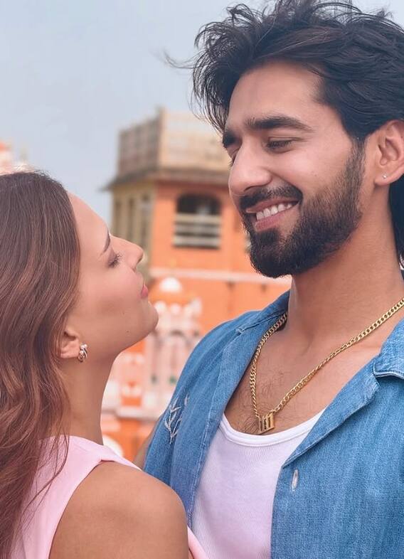 ਹਿਮਾਂਸ਼ੀ ਖੁਰਾਣਾ ਦੀ ਪੰਜਾਬੀ ਗਾਇਕ ਨਾਲ ਤਸਵੀਰ ਵਾਈਰਲ, ਇੰਝ ਕੀਤਾ ਪਿਆਰ ਦਾ ਇਜ਼ਹਾਰ...