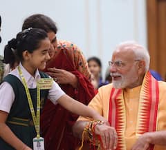 Raksha Bandhan : दिल्लीपासून महाराष्ट्रापर्यंत रक्षाबंधनाचा उत्साह; PM मोदी, उद्धव, राज ठाकरेंसह अनेक नेत्यांनी बांधला बहिणींच्या प्रेमाचा धागा