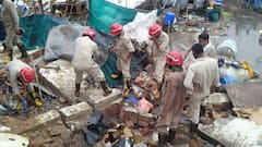 दिल्लीत झोपडपट्ट्यांवर 100 फुटी भिंत कोसळली, दोन चिमुरड्यांसह आठ जणांचा मृत्यू