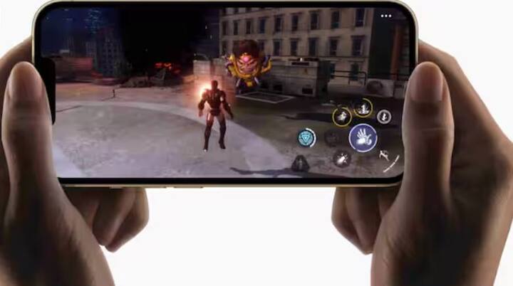 ਫੀਚਰਸ ਦੀ ਗੱਲ ਕਰੀਏ ਤਾਂ ਆਈਫੋਨ 13 ਵਿੱਚ ਨੌਚ ਡਿਜ਼ਾਈਨ ਦੇ ਨਾਲ 6.1-ਇੰਚ ਸੁਪਰ ਰੈਟੀਨਾ XDR ਡਿਸਪਲੇਅ ਹੈ। ਇਸ ਦੇ ਪਿਛਲੇ ਪਾਸੇ ਦੋ 12MP ਕੈਮਰੇ ਅਤੇ ਸਾਹਮਣੇ 12MP ਸੈਲਫੀ ਕੈਮਰਾ ਹੈ। ਇਸਨੂੰ 6GB RAM ਅਤੇ A15 ਬਾਇਓਨਿਕ ਚਿੱਪਸੈੱਟ ਨਾਲ ਲਾਂਚ ਕੀਤਾ ਗਿਆ ਸੀ। ਸ਼ੁਰੂ ਵਿੱਚ ਇਹ iOS 15 'ਤੇ ਚੱਲਦਾ ਸੀ, ਪਰ ਹੁਣ ਇਸਨੂੰ iOS 18 'ਤੇ ਅਪਡੇਟ ਕੀਤਾ ਜਾ ਸਕਦਾ ਹੈ।