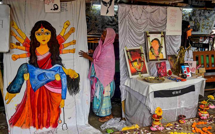 অভিশপ্ত ৮ অগাস্টের এক বছর। ৯ বছর সবার সামনে এসেছিল সেই নারকীয় ঘটনা । এই দিনেই রাতের রাজপথে ফের উঠল বিচারের দাবি। কলকাতা পুলিশ ও CBI-এর ভূমিকা নিয়ে প্রশ্ন তুললেন নিহত তরুণী চিকিৎসকের মা-বাবা।