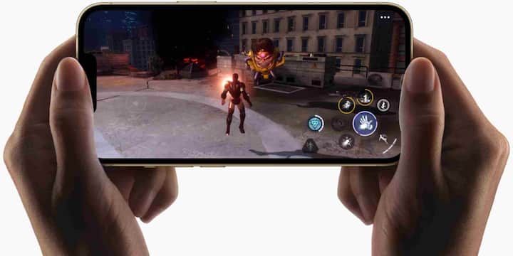 फीचर्स की बात करें तो iPhone 13 में 6.1 इंच की Super Retina XDR डिस्प्ले दी गई है जिसमें Notch डिज़ाइन मौजूद है. इसके रियर में 12MP के दो कैमरे और फ्रंट में 12MP का सेल्फी कैमरा मिलता है. इसे 6GB रैम और A15 Bionic चिपसेट के साथ लॉन्च किया गया था. शुरुआत में यह iOS 15 पर चलता था, लेकिन अब इसे iOS 18 तक अपडेट किया जा सकता है.