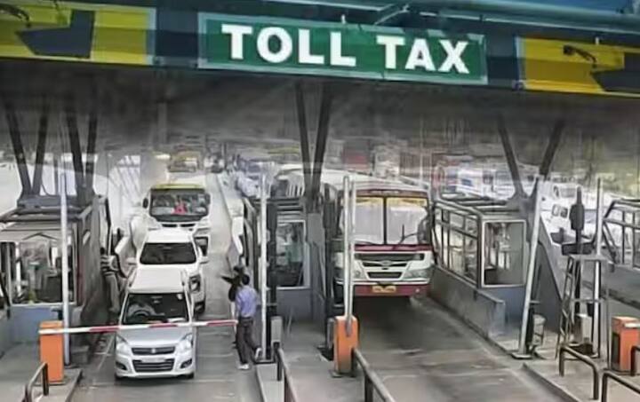 15 ਅਗਸਤ ਤੋਂ ਦੇਸ਼ ਭਰ ਵਿੱਚ ਸਾਲਾਨਾ ਫਾਸਟੈਗ ਪਾਸ ਲਾਗੂ ਕੀਤਾ ਜਾਵੇਗਾ। ਤੁਹਾਨੂੰ ਦੱਸ ਦੇਈਏ ਕਿ ਇਹ ਹਰ ਕਿਸੇ ਲਈ ਲਾਜ਼ਮੀ ਨਹੀਂ ਹੋਵੇਗਾ। ਪਰ ਇਹ ਉਨ੍ਹਾਂ ਲੋਕਾਂ ਲਈ ਬਹੁਤ ਫਾਇਦੇਮੰਦ ਸਾਬਤ ਹੋ ਸਕਦਾ ਹੈ ਜੋ ਹਾਈਵੇਅ 'ਤੇ ਜ਼ਿਆਦਾ ਯਾਤਰਾ ਕਰਦੇ ਹਨ। ਜੇਕਰ ਤੁਸੀਂ ਵੀ ਇਨ੍ਹਾਂ ਲੋਕਾਂ ਵਿੱਚ ਸ਼ਾਮਲ ਹੋ, ਤਾਂ ਸਾਲਾਨਾ ਫਾਸਟੈਗ ਪਾਸ ਪ੍ਰਾਪਤ ਕਰੋ।